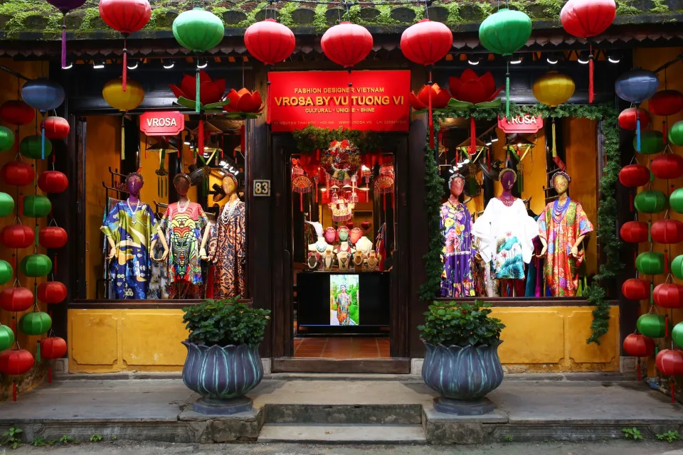 Khách thử đồ tại shop